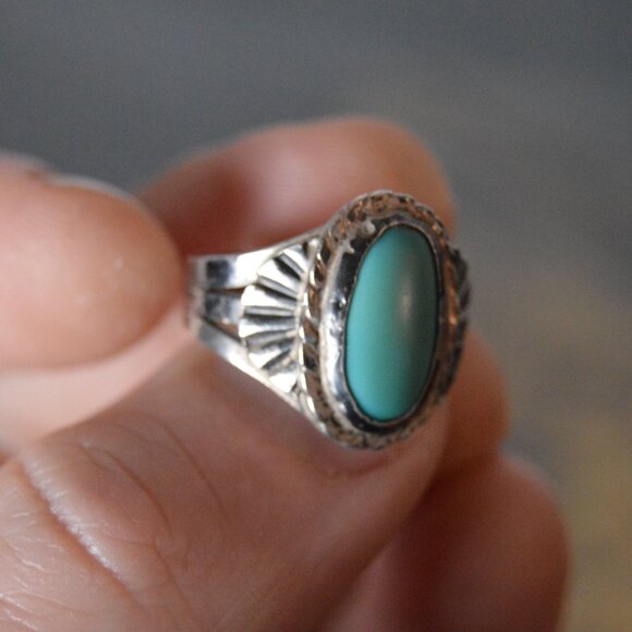 Vintage Navajo Sterling Silver and Turquoise Ring, Size 6.75 - Picture 2 of 9